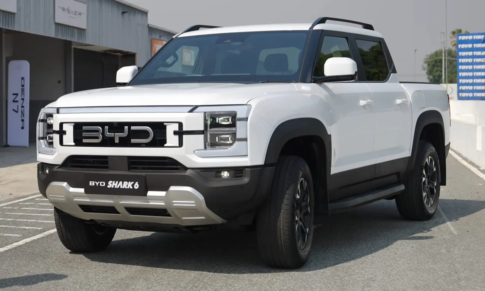 Pickup BYD Shark 6 blanca, vista de frente