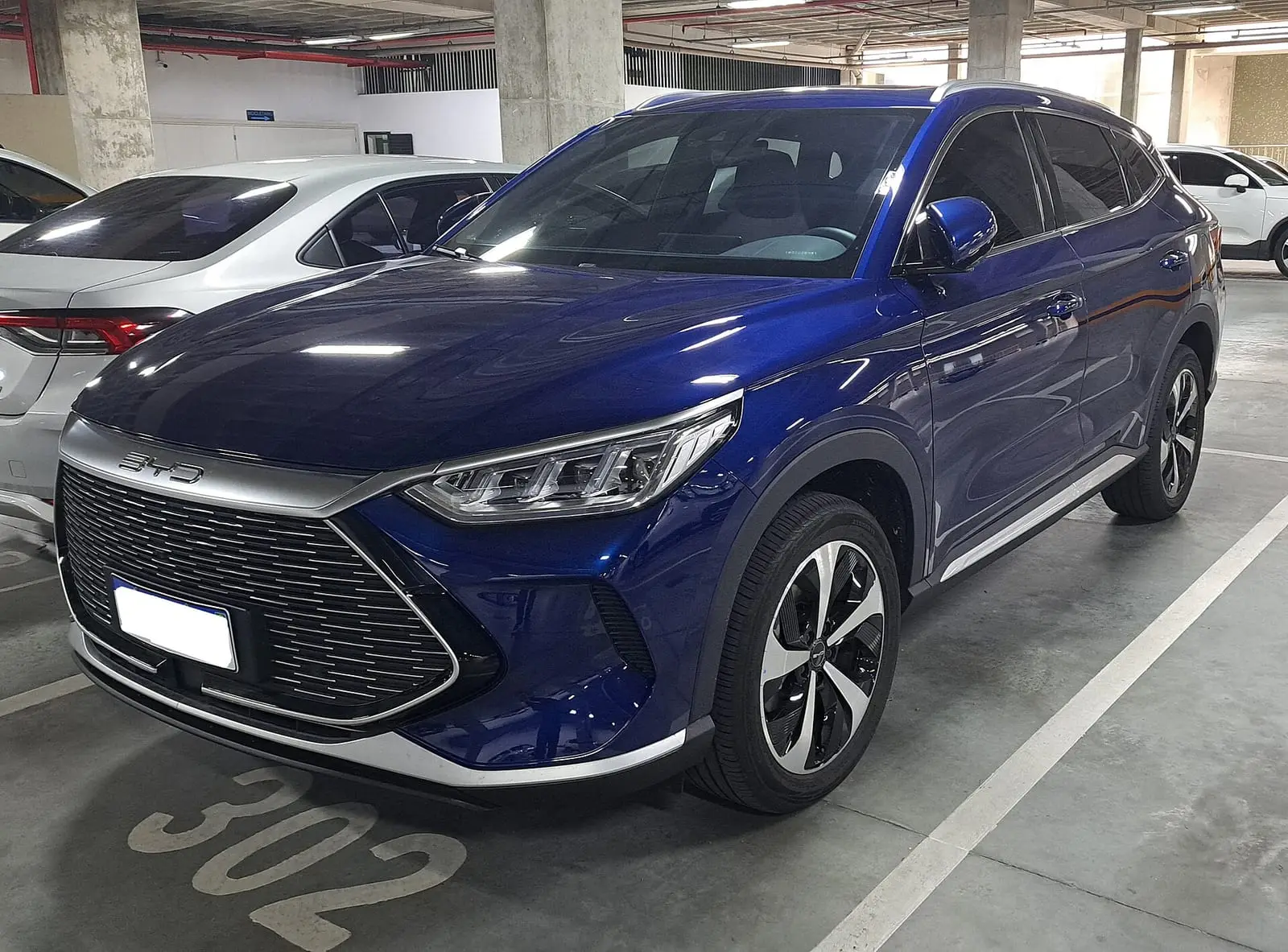 SUV BYD Song Plus DM-i azul en un estacionamiento, vista de frente
