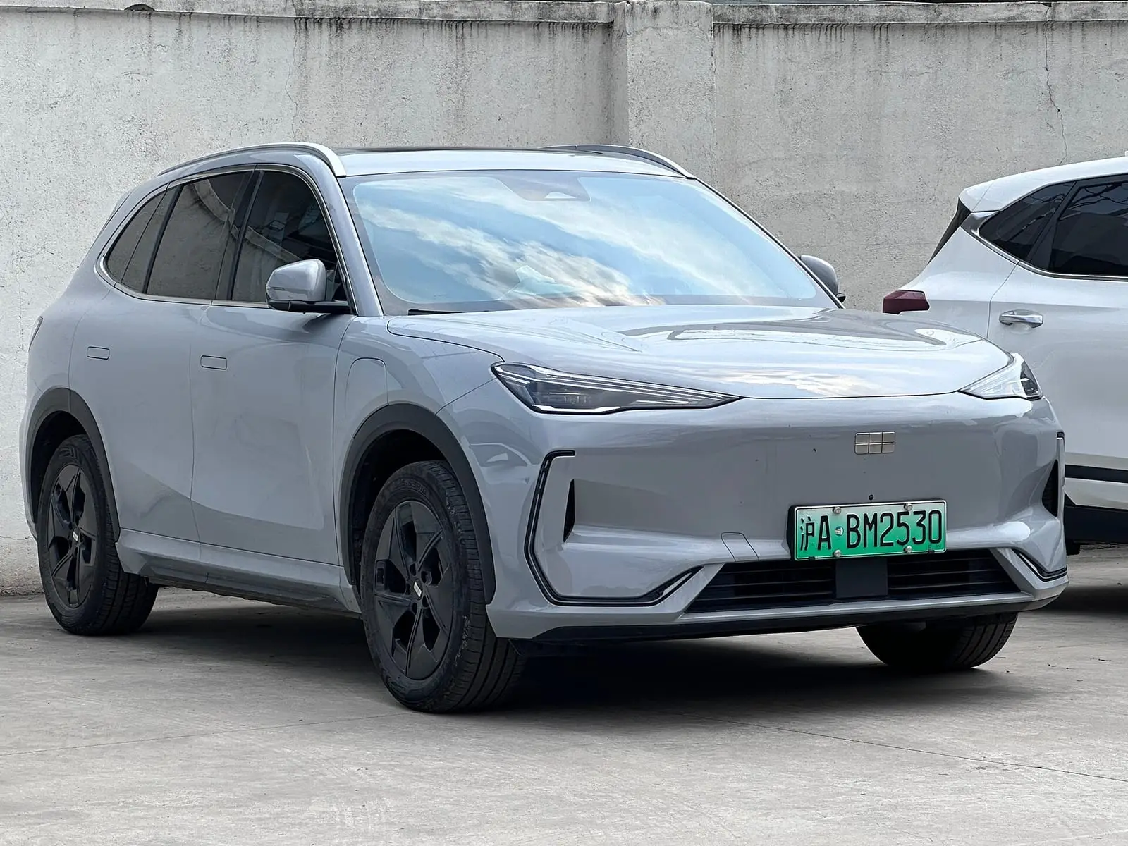 SUV Geely Galaxy E5 gris, vista de frente y de lado
